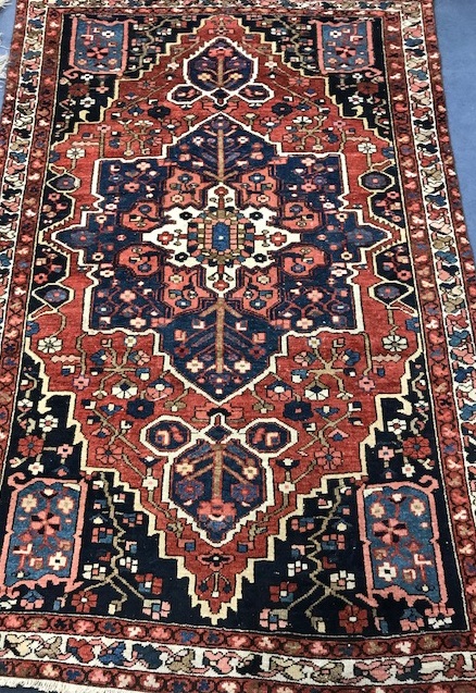 A Persian rug w.200 X 132cm